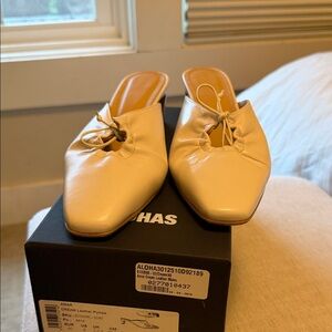 Aloha Off-White Leather Kitten heels